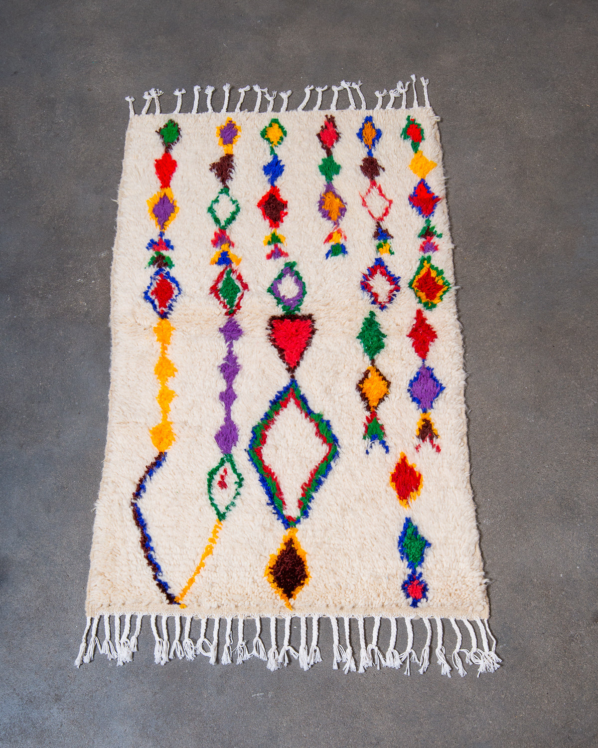 Modern designer handcrafted Berber rug from Morocco. Azilal rug with beautiful colours and patterns. Made of sheep’s wool and colourful cotton.